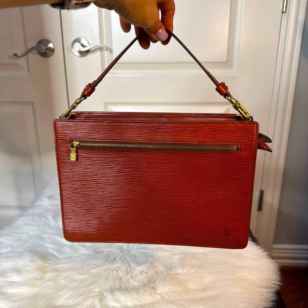 AUTH Louis Vuitton Angian Brown Epi
Made in France A21913
COA included.